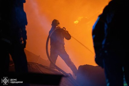 Тушат пожар в Одесской области