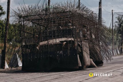 Військове авто із захистом від дронів. Фото Ян Доброносов