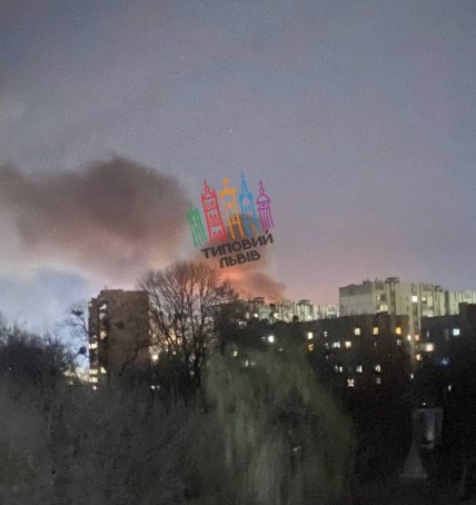 Над містом здіймається дим