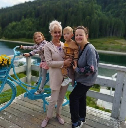 Софія Особа з матір'ю Іриною Фаріон та дітьми Євою та Дмитриком