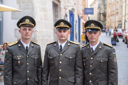 Неразлучные друзья, уроженцы Каменец-Подольского, 2021 год. Захар Квасный слева, справа его брат-близнец Андрей Квасный. Фото vk-kp.info