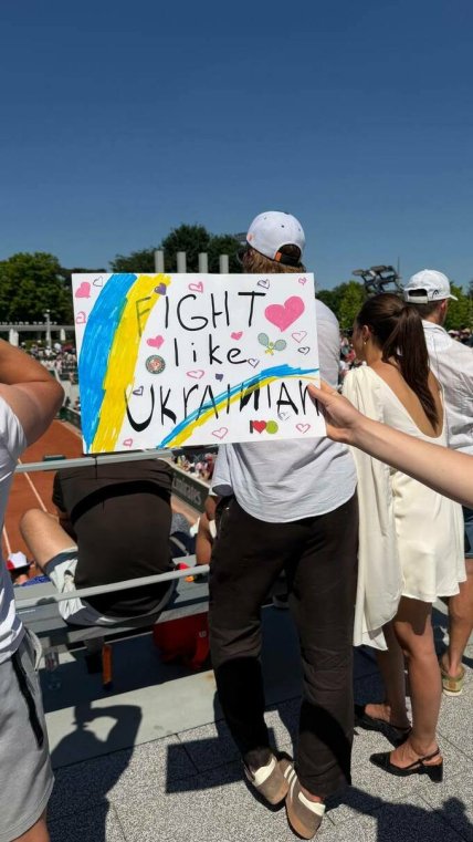 Плакат Fight like Ukraine, который запретили на Ролан Гаррос-2026