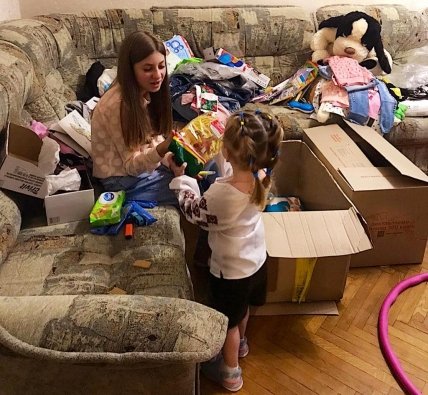 две сестренки с подарками