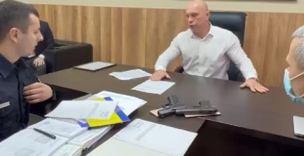 Илья Кива сдает оружие