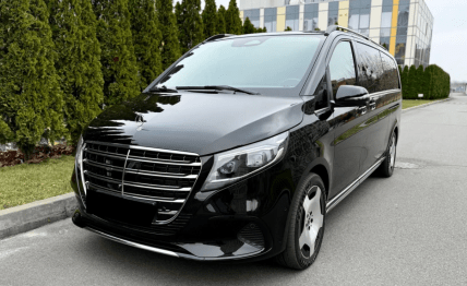 Mercedes-Benz V-Class V 300 2025 р. в. (це аналог її машини). Фото: AutoRia