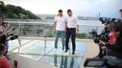 Віталій та Володимир Кличко на скляному мосту в Києві