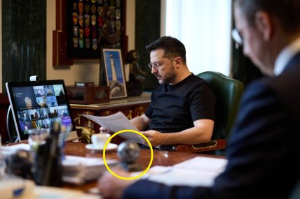 В кабинете Президента заметили необычное изделие. Фото: V_Zelenskiy_official/Telegram