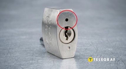 Для чего в навесном замке маленькая дырочка