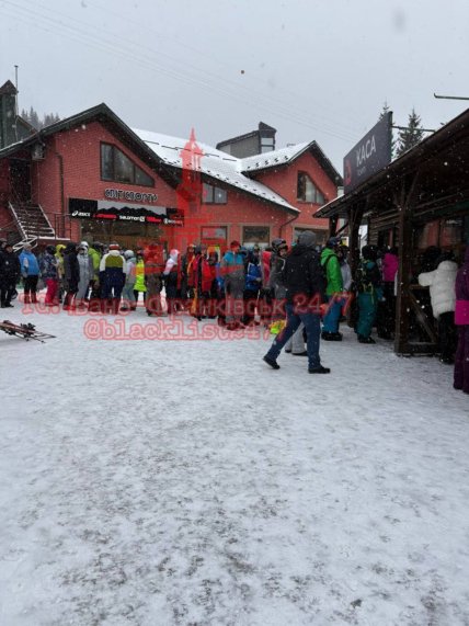 Очередь перед кассами в Буковеле