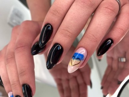 Синьо-жовтий на нігтях