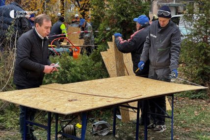 Закривають вибиті вікна фанерою, підготовка матеріалу в Дніпрі