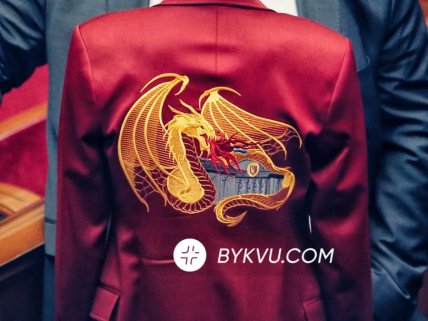 Анна Скороход удивила красным пиджаком с драконом