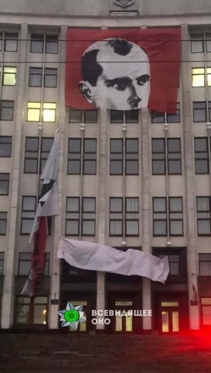Порвался баннер Бандере в Тернополе