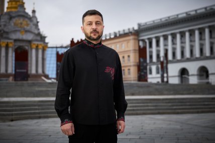 Зеленский в вышиванке на Майдане Независимости в Киеве