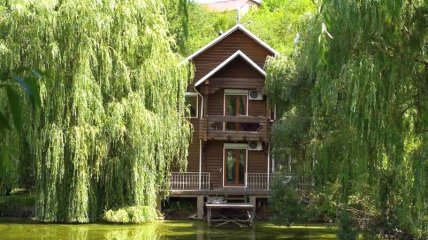 Маєток Зіброва охоплює площу 1 гектар.