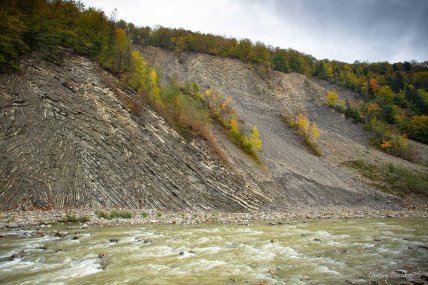 Особый рельеф скалы.