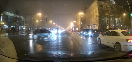 Регулировщик остановил движение на перекрестке в Киеве, чтобы кортеж Зеленского проехал