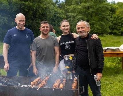 Зеленский пожарил шашлыки с журналистами 6.06.2021