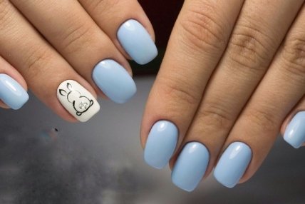 Ніжний блакитний манікюр із кроликом