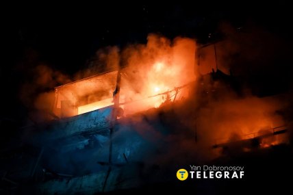 Будинок після прильоту палає. Фото Ян Доброносов