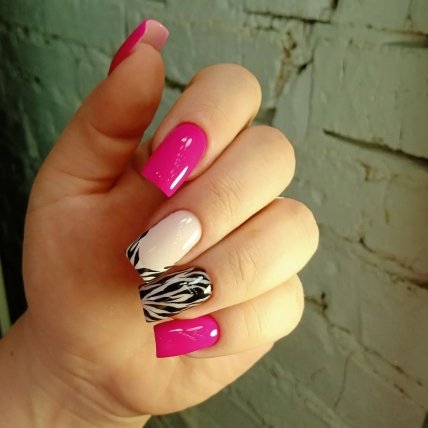 малиновий манікюр