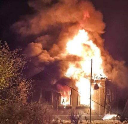 Будинок горить у Миколаєві після атаки дрона 30 квітня