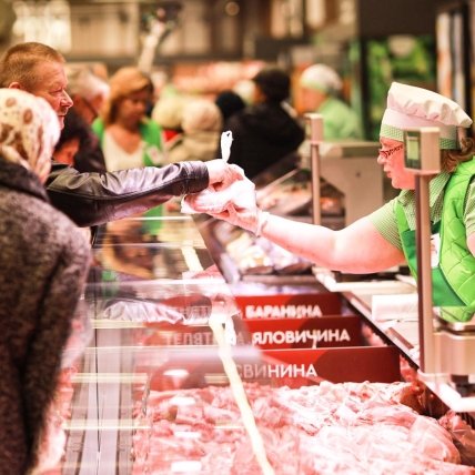 Покупатели в мясном отделе