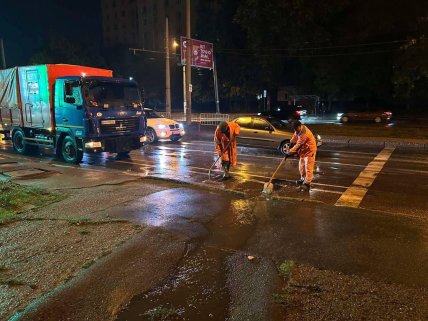 Дожди в Одессе — коммунальщики чистят ливневки