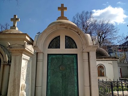 Сімейна гробниця Луческу