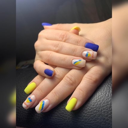 Синьо-жовтий манікюр