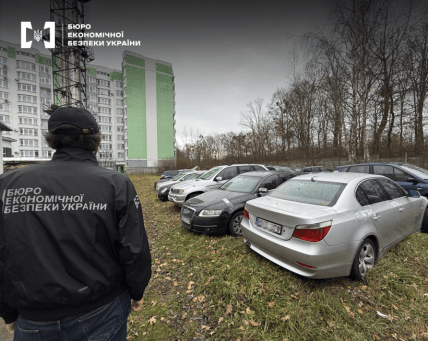 Автомобили и работник БЭБ
