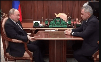 Путін тримався за стіл під час зустрічі із Шойгу