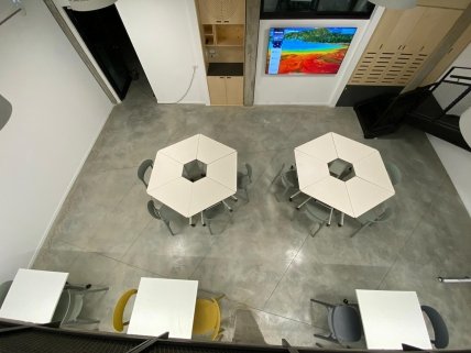 в классе школы The King Solomon School