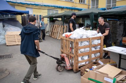 фото волонтерського центру в Одесі - Гостинна хата