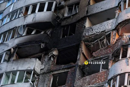 Уламки влучили у 11 поверх