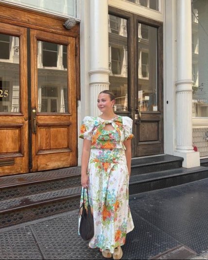 Стильний образ із сукнею