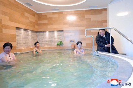 Ким Чен Ин у жіночій лазні