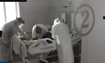 Трое медиков возле койки