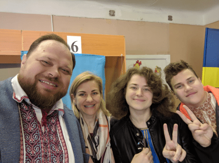 Руслан Стефанчук, його дружина Марина та діти