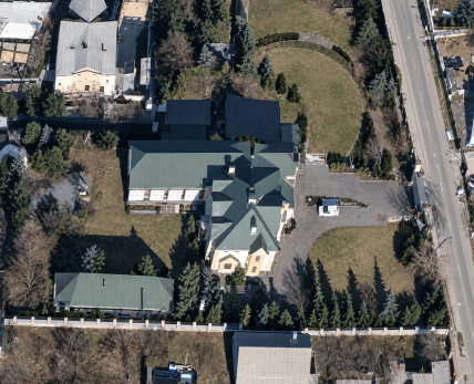 Дом Калетника близ Киева. Фото: Google Earth, улучшен с помощью ИИ