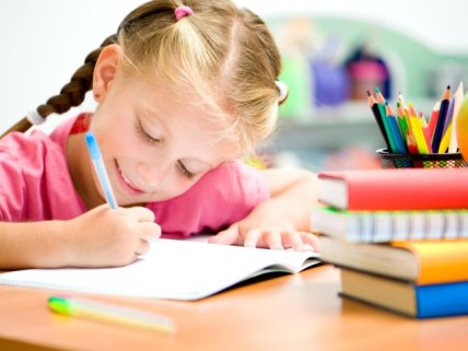 Девочка пишет в тетради