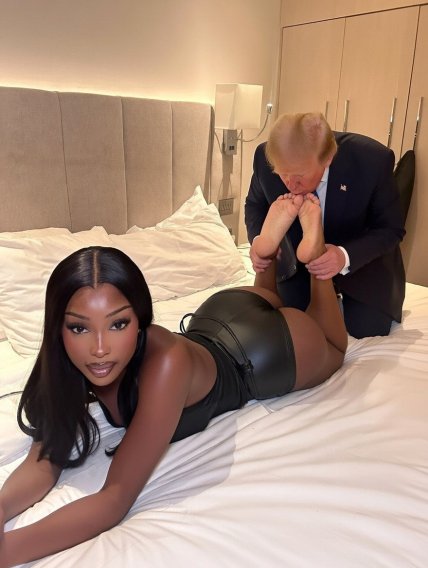 Трамп целует ноги девушке