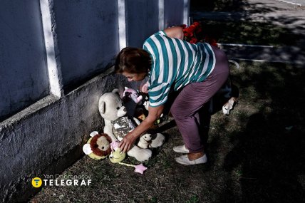Женщина принесла игрушки к дому, где из-за удара РФ погибла маленькая девочка