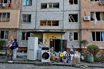 Люди біля пошкодженої будівлі. Фото Ян Доброносов "Телеграф"