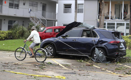 Автомобілі, пошкоджені в результаті торнадо, спричиненого ураганом Іан у Флориді
