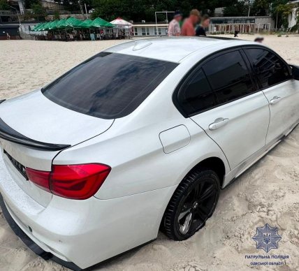 BMW застряг на пляжі Одеси