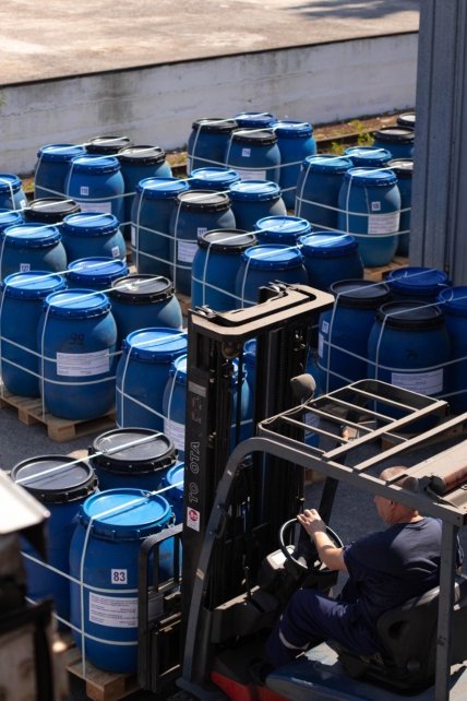 батарейки грузят в фуры