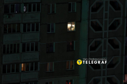 Освітлені вікна в будинках яскраво помітні на тлі темряви