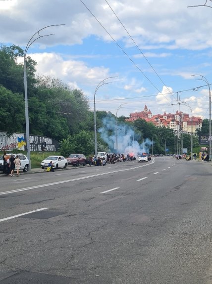 На місці зібралися десятки людей