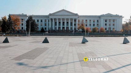 Осень будто пытается украсить город после атак россиян